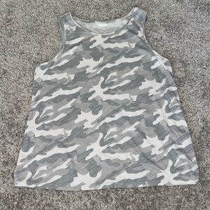 Old Navy medium everywhere gray camo tank. Small split hem.